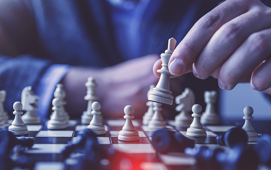 Eine Person spielt Schach, welches die UX-Strategie symbolisiert.