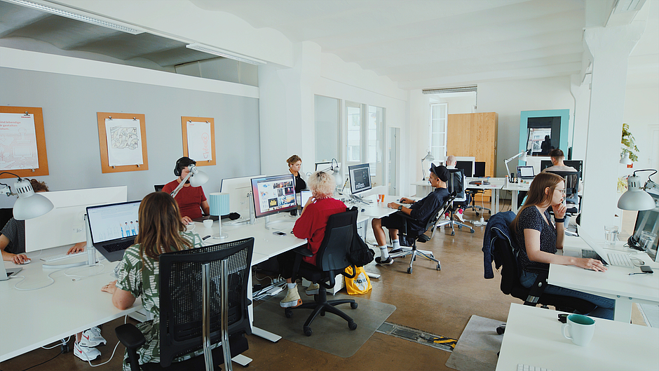 Büro mit Mitarbeitenden der Designagentur Radikant an ihren Schreibtischen mit Computern