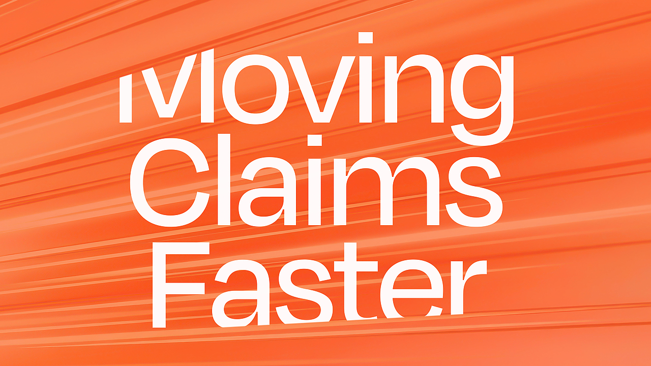 Designkonzept „Moving Claims Faster" als Typografie auf dynamischem orangem Bewegungsmuster