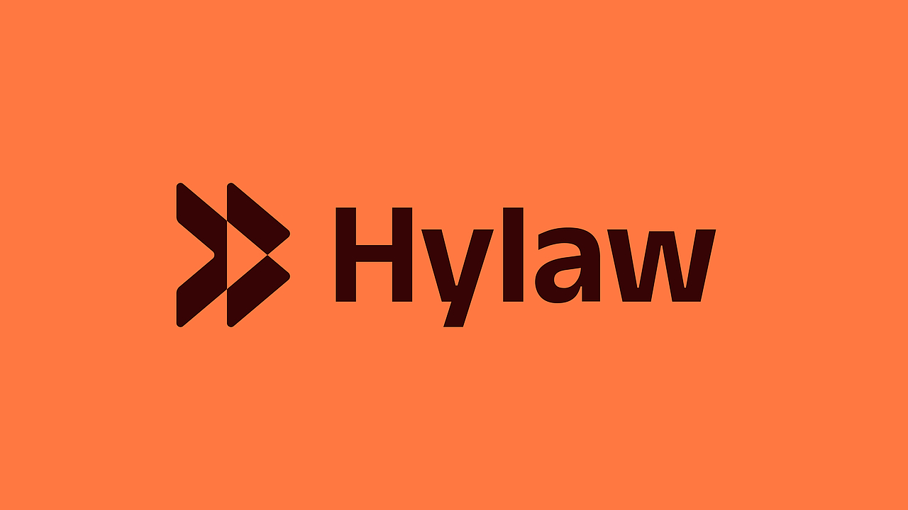 Hylaw Logo in Wort-Bild-Kombination mit Pfeil-Symbol auf orangem Hintergrund